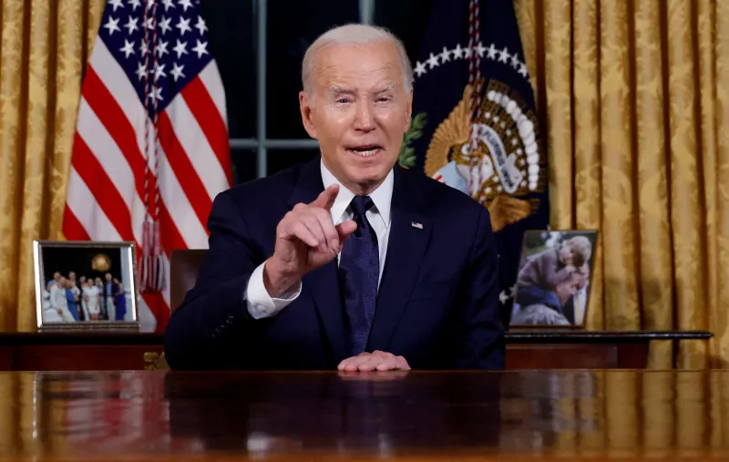 Estados Unidos El presidente Joe Biden pronuncia un discurso en horario estelar a la nación sobre sus enfoques para el conflicto entre Israel y Hamas, la asistencia humanitaria en Gaza y el apoyo continuo a Ucrania en su guerra con Rusia, desde la Oficina Oval de la Casa Blanca en Washington, EE. UU. 19 de octubre de 2023.