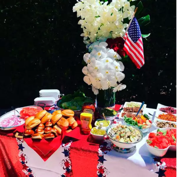 Sofía Vergara presumió la mesa con motivos patriotas.