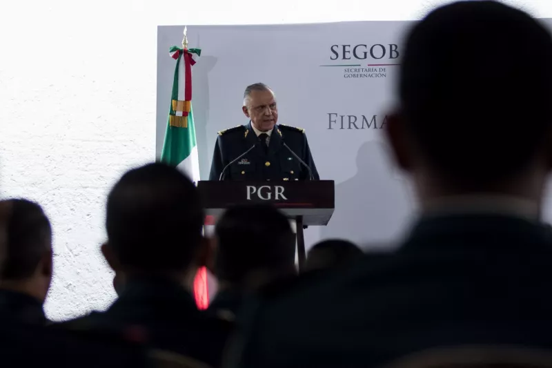 CIUDAD DE MÉXICO, 11JUNIO2018.- Salvador Cienfuegos Zepeda, secretario de la Defensa Nacional, durante la firma del “protocolo nacional de actuación destrucción de plantío ilícitos”, en las inmediaciones de la agencia de Investigación Criminal de la Procuraduría General de la República (PGR). 
FOTO: GALO CAÑAS /CUARTOSCURO.COM