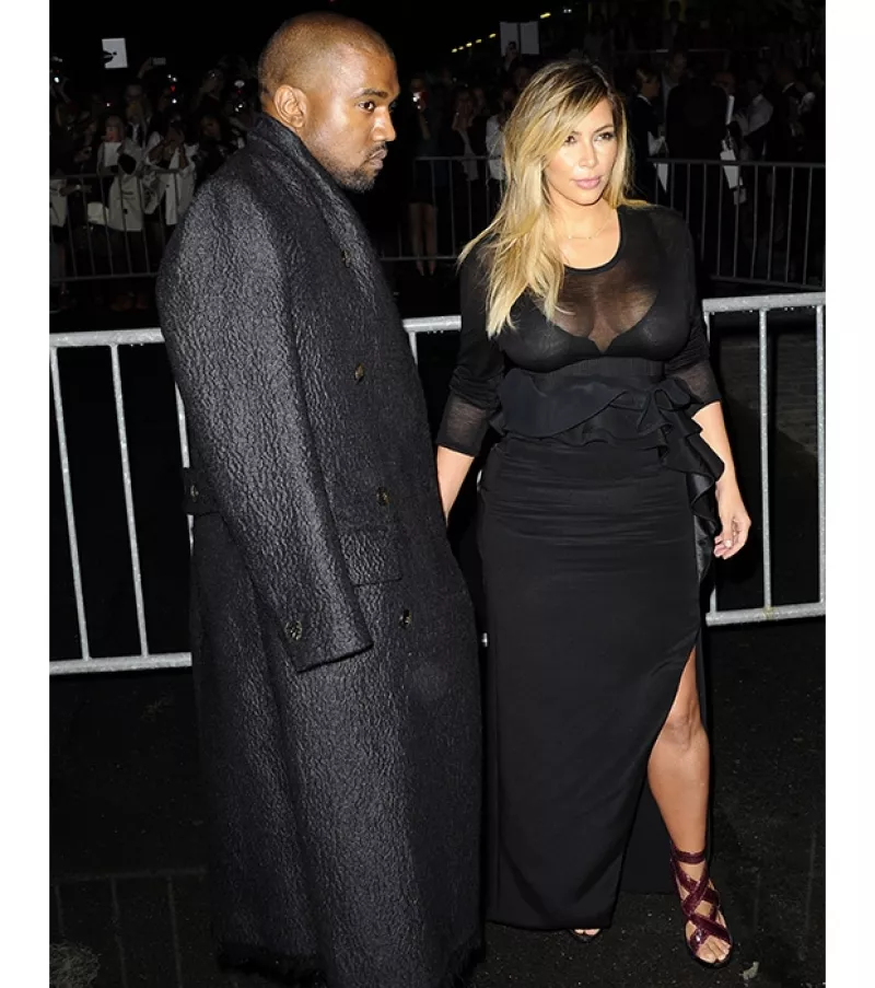 La socialité y el rapero acudieron al show de Givenchy en la Semana de la moda en París. Es la primera vez que vemos la silueta entallada de Kim después de haber tenido a North West.