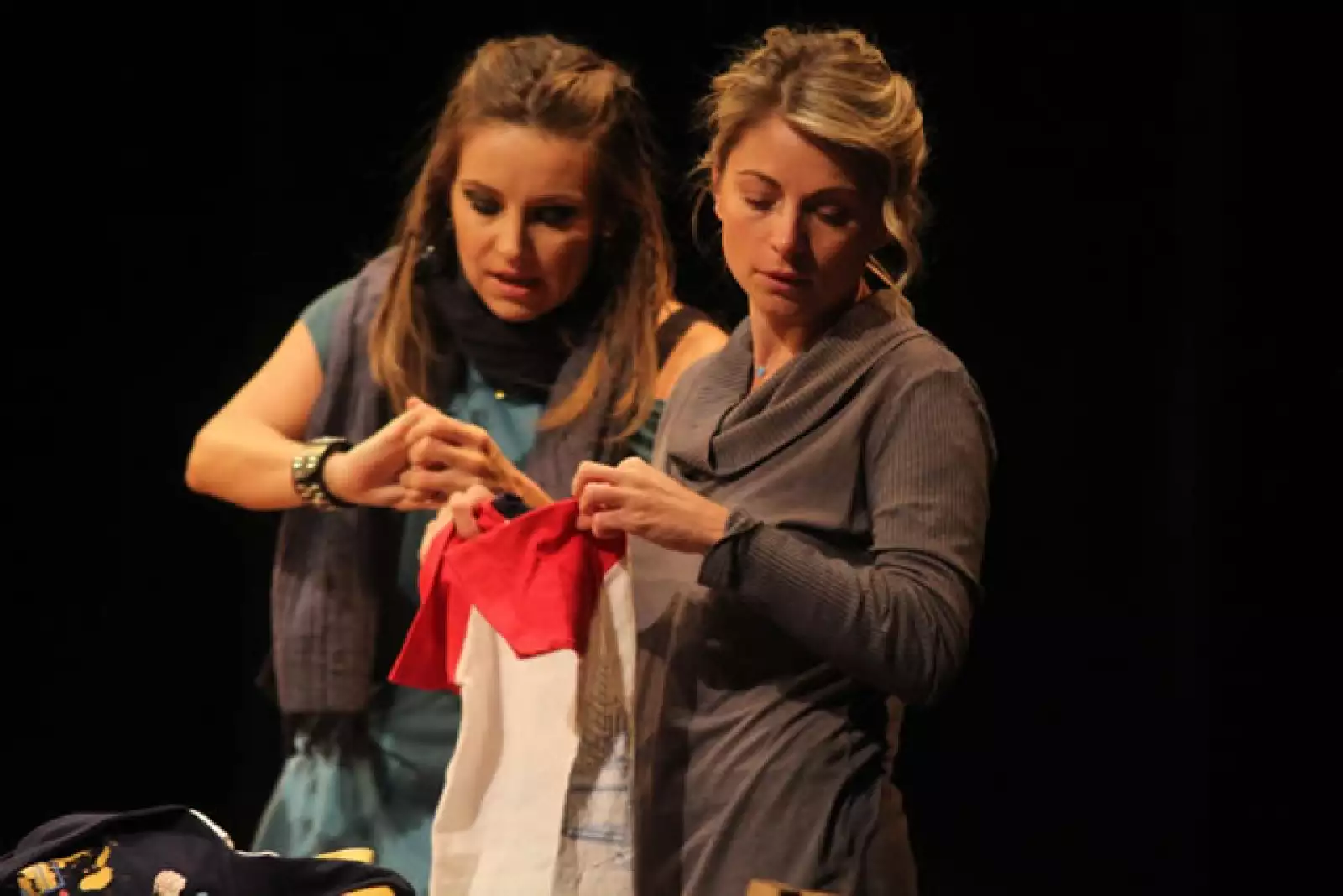 Además de participar en televisión y cine, ha tenido importantes actuaciones en obras de teatro. En `La Madriguera´lo hizo a lado de su hermana Dominika Paleta.