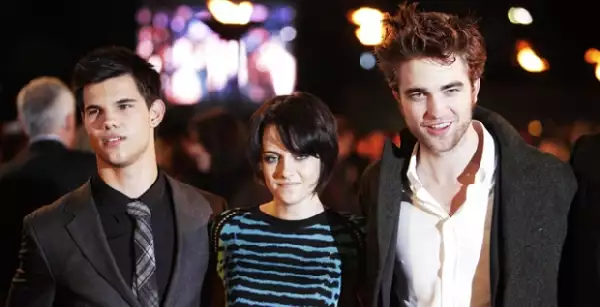 Taylor Lautner, Kristen Stewart y Robert Pattinson durante la alfombra roja.