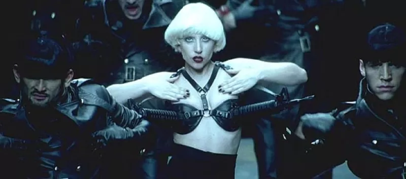 La cantante dio a conocer el video de su nuevo sencillo: `Alejandro´, que contó con la dirección de Steven Klein y el estilismo de Nicola Formichetti.