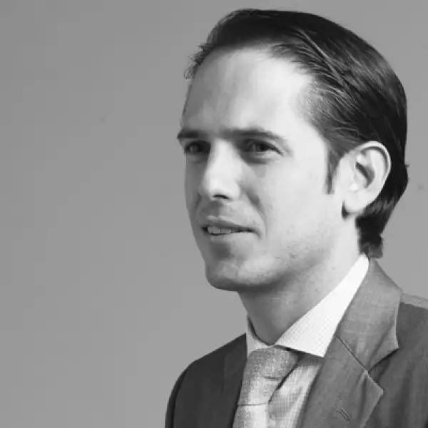 Trader de derivados en JP Morgan. Promociona los bonos mexicanos y es el más joven en el cargo en la historia de la empresa.