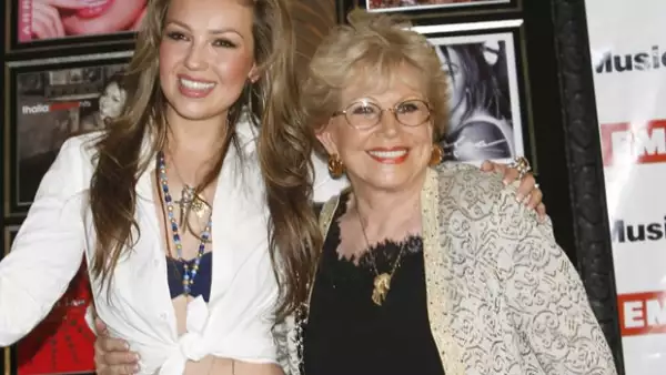 Hoy se confirmó que Yolanda Miranda, madre de la cantante mexicana, falleció este viernes por la madrugada a causa de derrame cerebral.