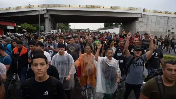Inédita caravana migrante avanza hacia EU