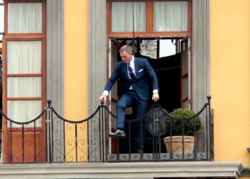 El actor lució elegante, tal como es característico del espía inglés, aun para grabar las escenas de acciòn.