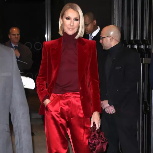 Celine Dion en un look sartorial en color rojo de Tom Ford