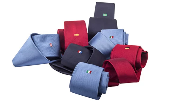 La corbata es la prenda que pone el toque de distinción y atracción en la indumentaria. Busca que sea de seda pura, se valen colores contrastantes y las lisas son un básico.