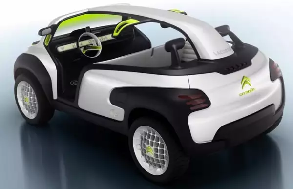 Dentro y fuera del coche podemos ver al característico cocodrilo.