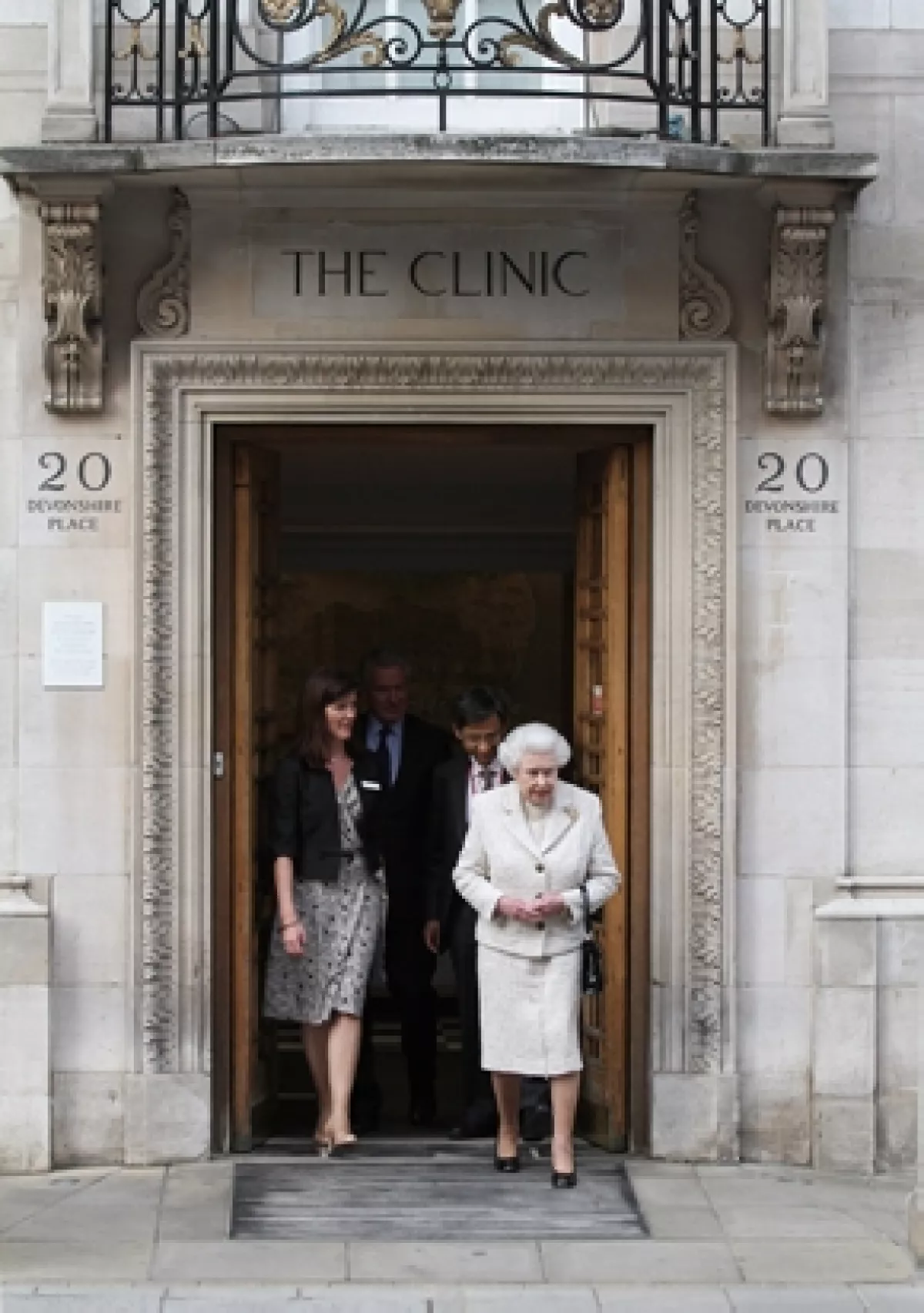 Así fue captada la reina Isabel II mientras salía del hospital luego de visitar a su esposo.