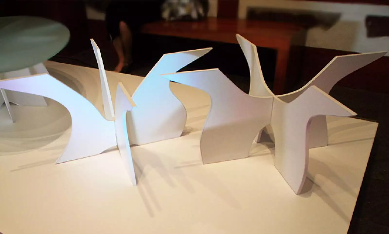 5.	Fractal es una mesa de centro basada en planos seriados de manera concéntrica. Consta de una base hecha con MDF y Melamina de fácil ensamblaje y una cubierta en forma ovalada. Diseño: Sonia Ortega Stark.