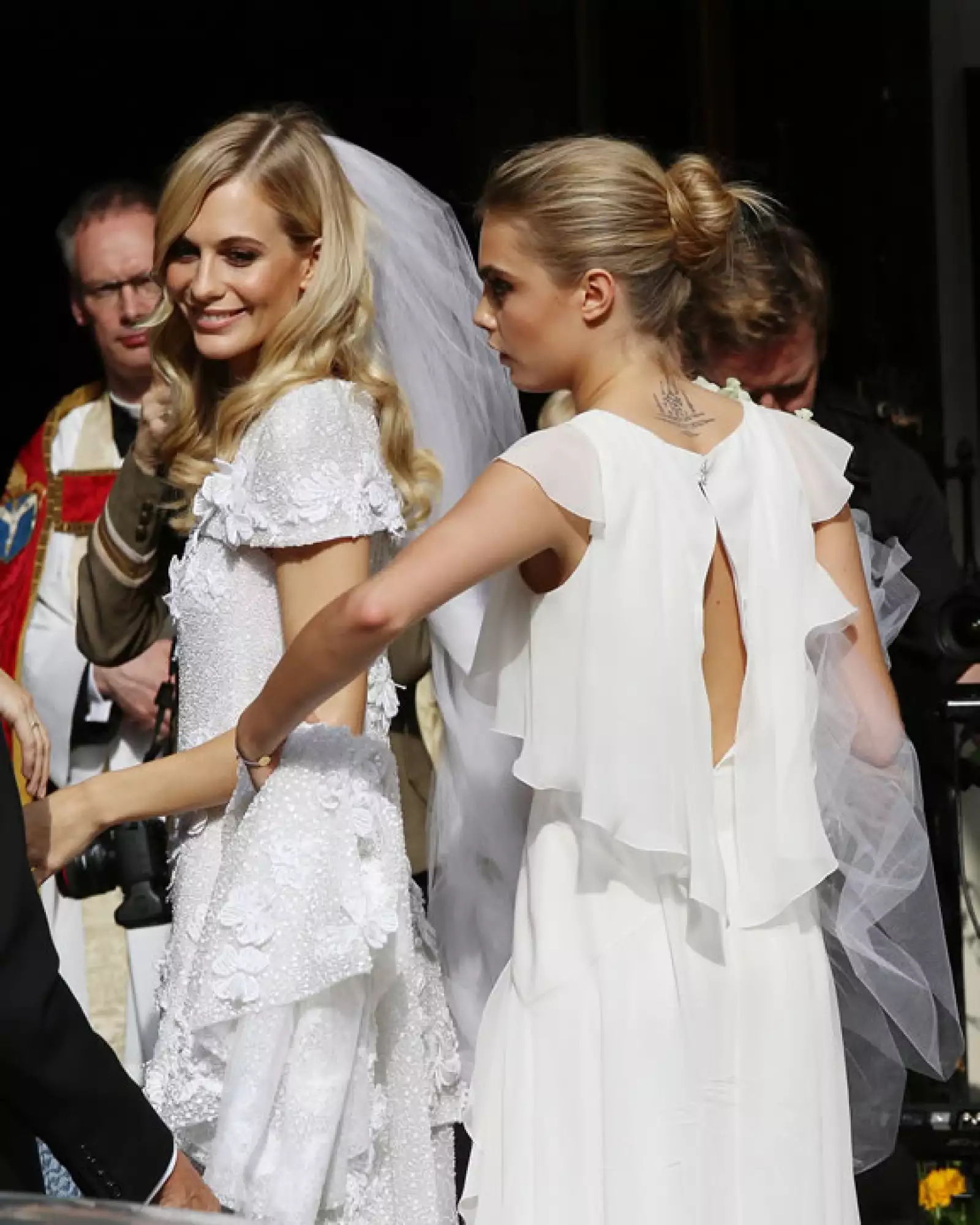 Así como su hermana, Cara vistió de Chanel en la boda de Poppy.