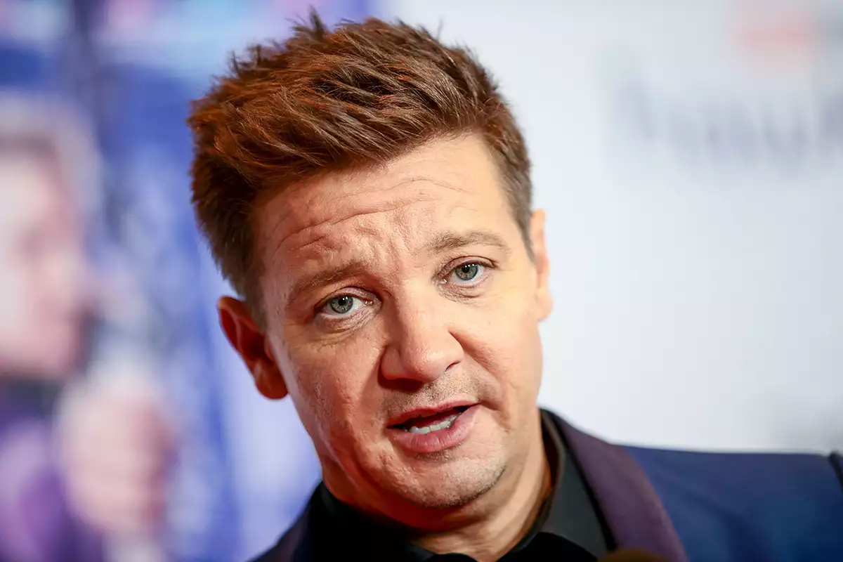 Quién es Jeremy Renner actor de Avengers que sufrió un accidente
