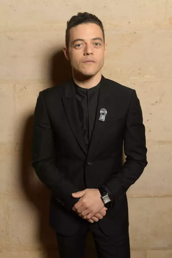El ganador del Oscar Rami Malek optó por un look total black 