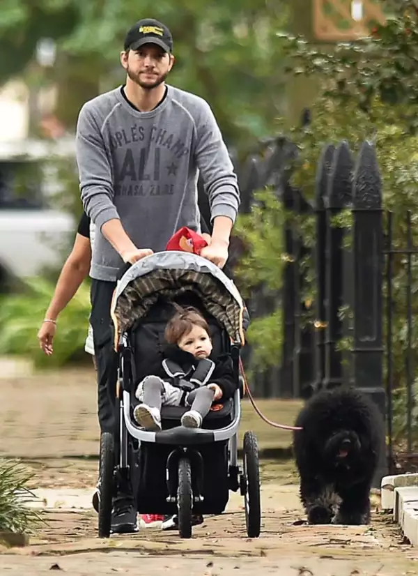 Mientras su pareja Mila Kunis filma su siguiente película Bad Moms, el actor se encargó de cuidar de su primogénita.