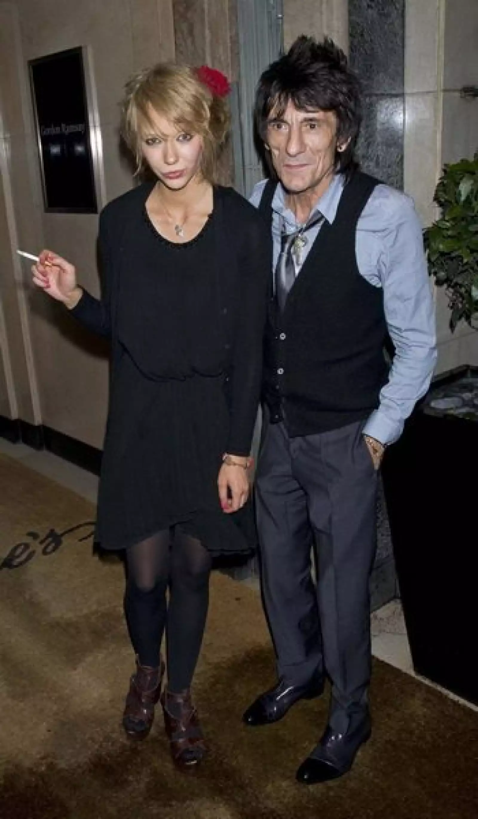 Ekaterina Ivanova y Ronnie Wood. Ella tiene 20 años y se hizo famosa luego que el Rolling Stone abandonara a su esposa luego de un matrimonio de 23 años para tener un amorío con ella. La prensa británica la quiere poco pero la persigue bastante.