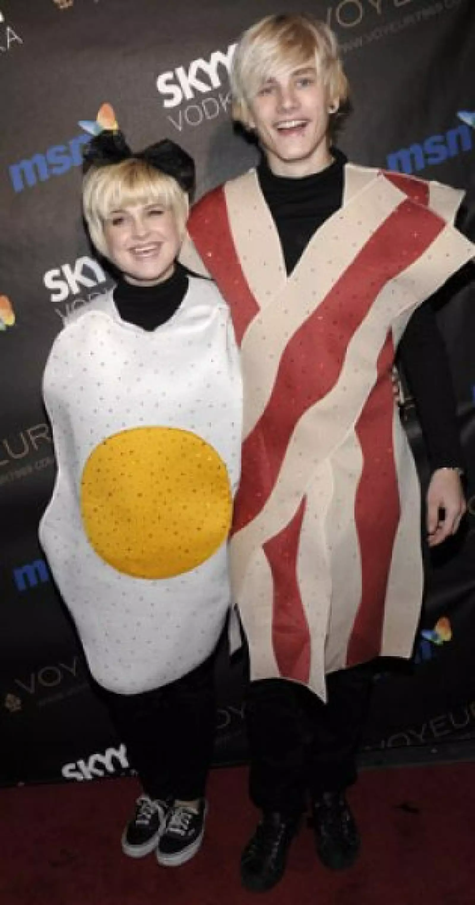 Por su parte Kelly Osbourne y su novio Luke Worrell, quien tienen una relación desde 2008, llegaron vestidos de huevo y tocino respectivamente.