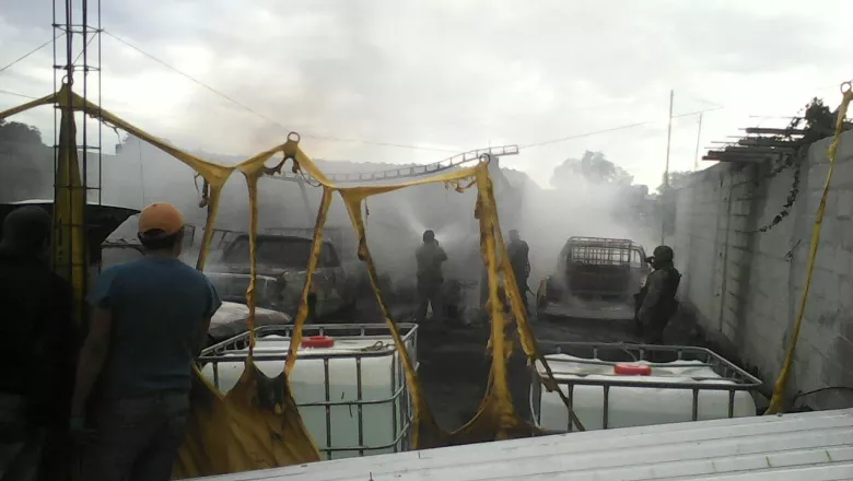 Explota una bodega en donde se almacenaban bidones de gasolina robada en el municipio de Los Reyes de Juárez. Febrero 2016.