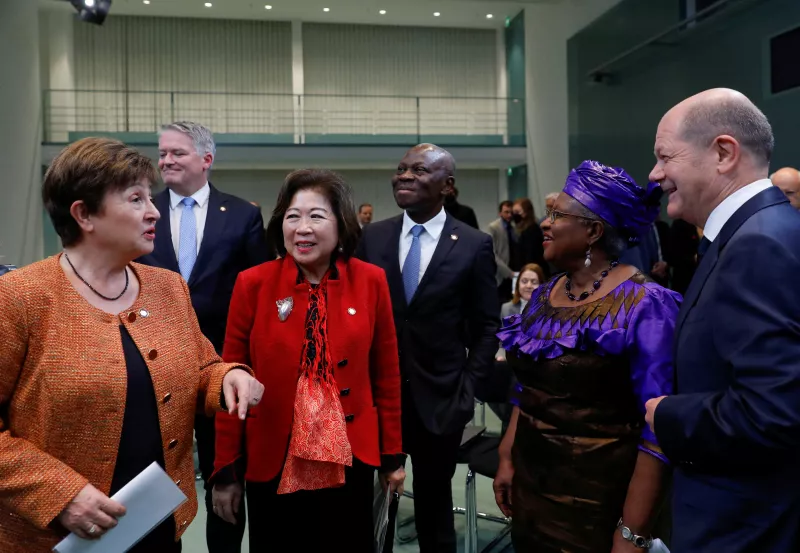 La directora general de la Organización Mundial del Comercio (OMC), Ngozi Okonjo-Iweala; la directora general del Fondo Monetario Internacional (FMI), Kristalina Georgieva; el canciller alemán Olaf Scholz; el director general de la Organización Internacional del Trabajo (OIT), Gilbert Houngbo, la directora gerente de Politicas de Desarrollo y Asociaciones del Banco Mundial, Mari Pangestu, y el Secretario General de la OCDE, Mathias Cormann, hablan después de una conferencia de prensa luego de su reunión en la Cancillería Federal en Berlín, Alemania, el 29 de noviembre de 2022.