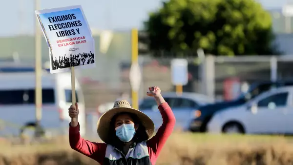 (Activista se manifiesta afuera de la planta de General Motors, en Silao Guanajuato)
