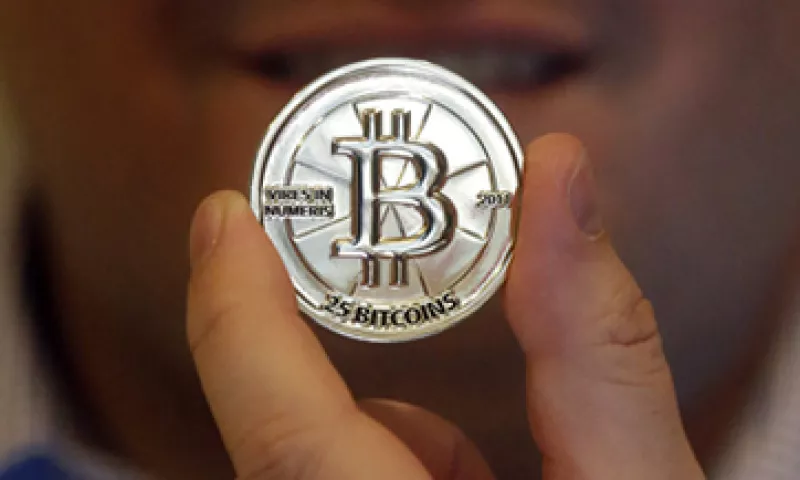 Los bitcóins son insustituibles: un hombre perdió 7.5 mdd en bitcóins sólo porque tiró a la basura un disco duro.    (Foto: Reuters)