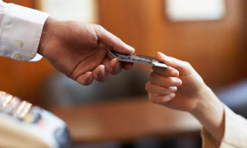 Una vez que la tarjeta tenga el respaldo de MasterCard será aceptada en establecimientos con terminal punto de venta. (Foto: Thinkstock)