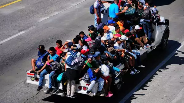 TEPEJÍ DEL RÍO, HIDALGO, 09NOVIEMBRE2018.- Un grupo de migrantes centroamericanos que abandonó el albergue en la Ciudad de México continúa su viaje hacia el norte del país a pie o subiéndose a trailers y camionetas que se ofrecen para llevarlos. Los migrantes esperan llegar esta tarde a la ciudad de Querétaro dónde hay un albergue en el que pueden pasar la noche.
FOTO: DIEGO SIMÓN SÁNCHEZ /CUARTOSCURO.COM