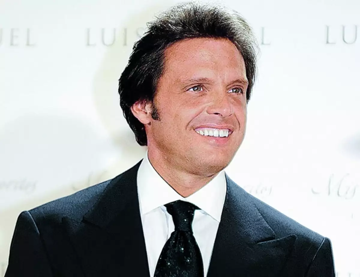 Luis Miguel es el mayor de tres hermanos.