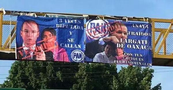 Inconformes colocaron mantas en puentes peatonales contra el presidente nacional del PAN, Ricardo Anaya.