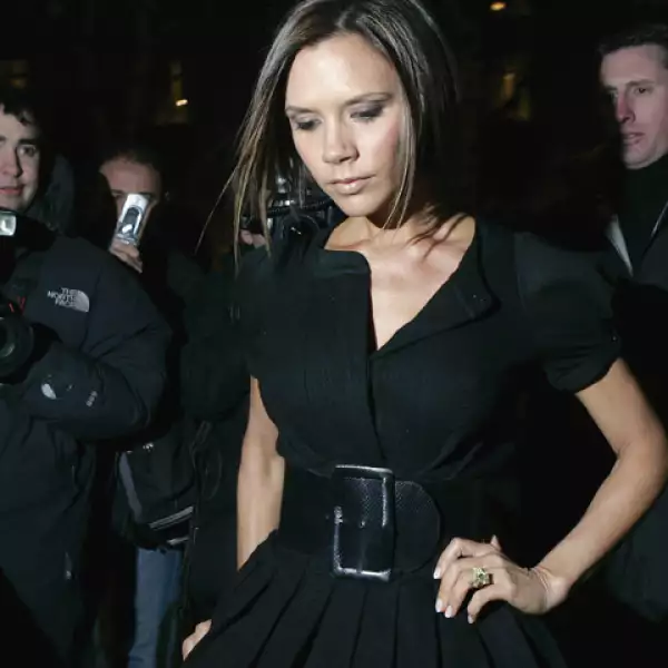 Victoria Beckham saliendo del desfile de Giorgio Armani.