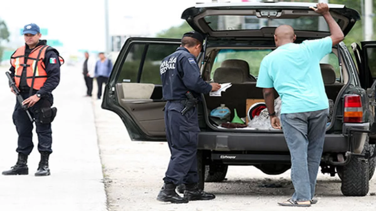 policias federales inspeccionan un vehiculo en cancun, por dispositivo de cumbre de rio