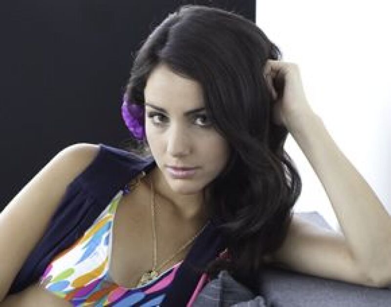 Tiene 23 años, aunque aún no termina la carrera de Comunicación ya creó una marca de t-shirts que pronto comercializará. Durante el backstage del top de guapas nos confesó ser fanática de los zapatos.