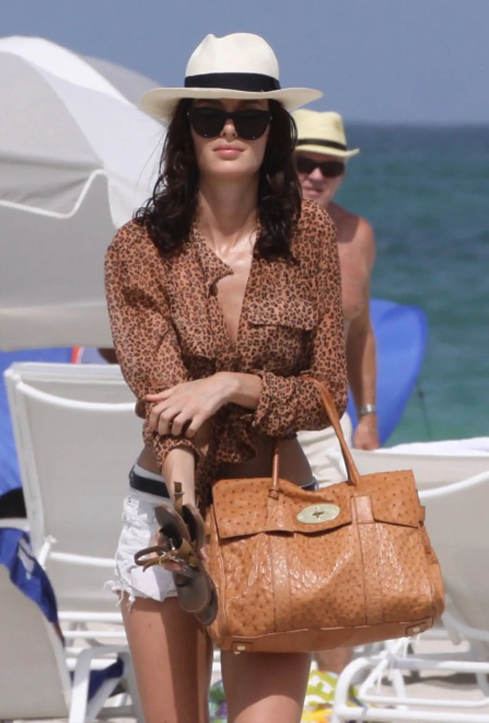 La actriz opta por unas gafas negras oscuras para un día playero.