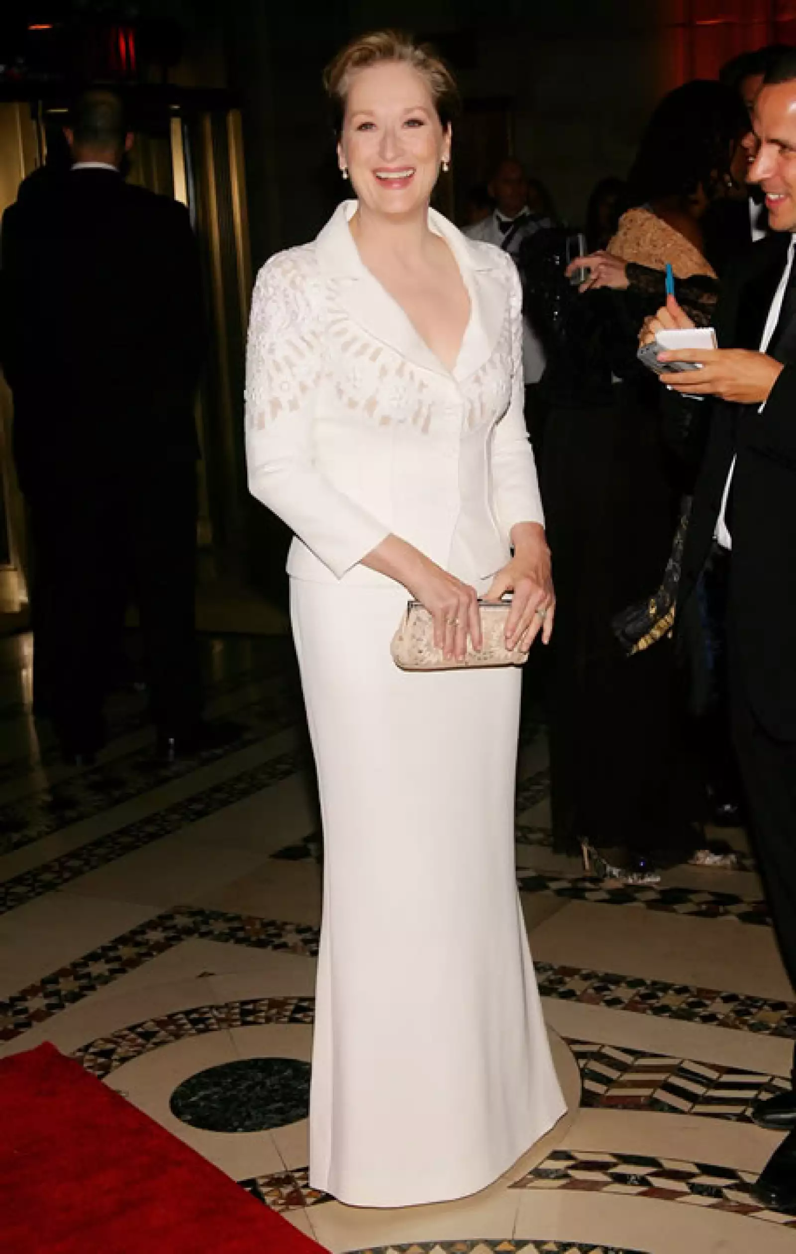 2005: En los 2000, el estilo de la actriz dio un giro de 180 grados. Aquí con un vestido de dos piezas de Valentino para parsentarle un premio al mismo diseñador.