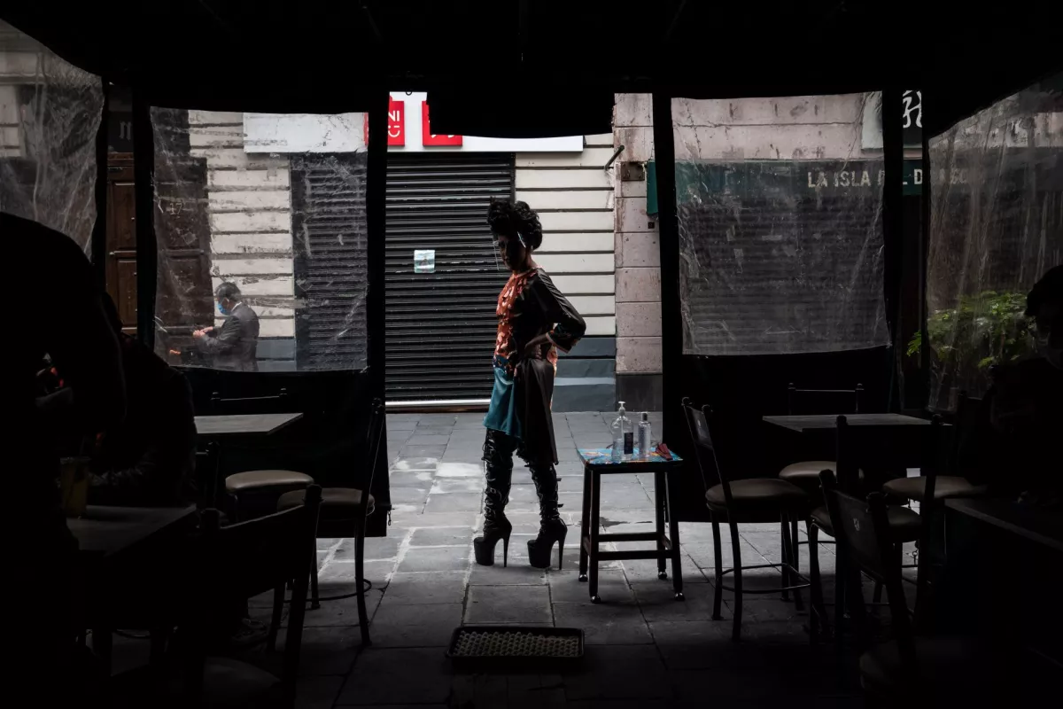 Dragqueens son las encargadas de atender el Centro Nocturno Marrakech que ha cambiado su rubo a restaurante como parte de la nueva normalidad en establecimientos del Centro Histórico