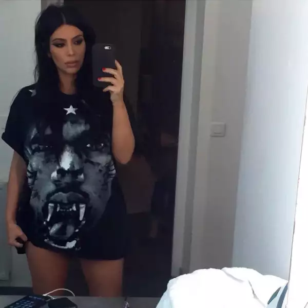 Con una t-shirt que muestra la cara de Kanye, Kim subió una foto a instagram para alabar a su esposo.