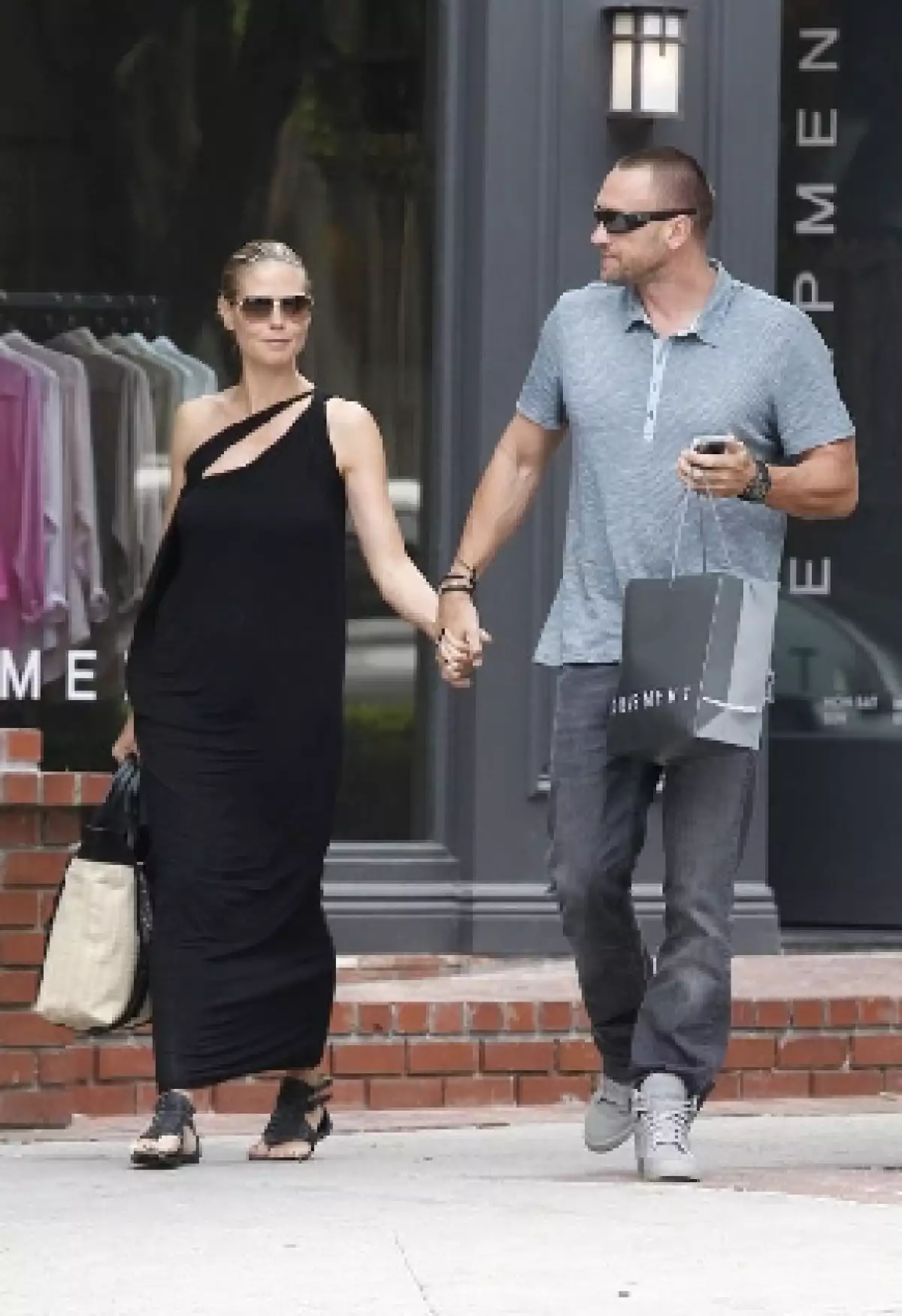 La modelo negó que estuviera comprometida con su novio y guardaespaldas Matin Kristen, pero sí dejó en claro que está muy feliz con su relación.
