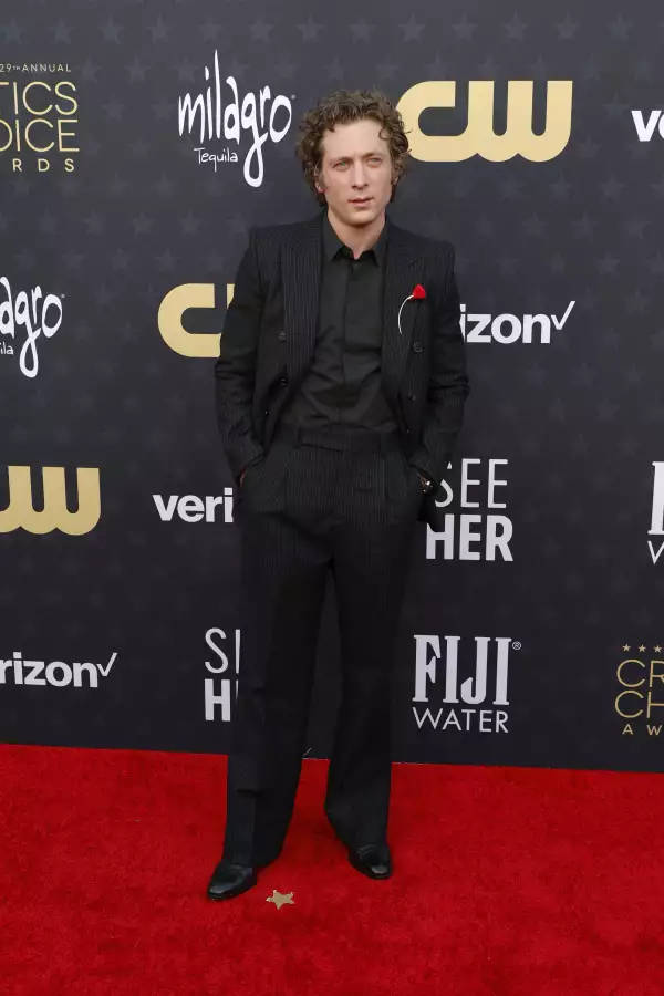 Jeremy Allen White usa el mismo broche de Rauw Alejandro ¿por Rosalía?