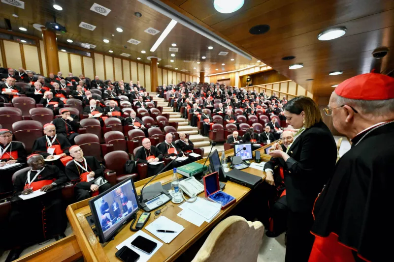 LLos cardenales participan en la Congregación General, antes del Cónclave, en el Vaticano, el 6 de mayo de 2025.
