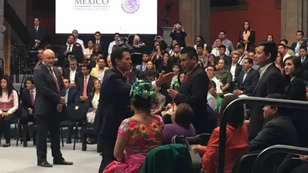 Se reúne con jóvenes