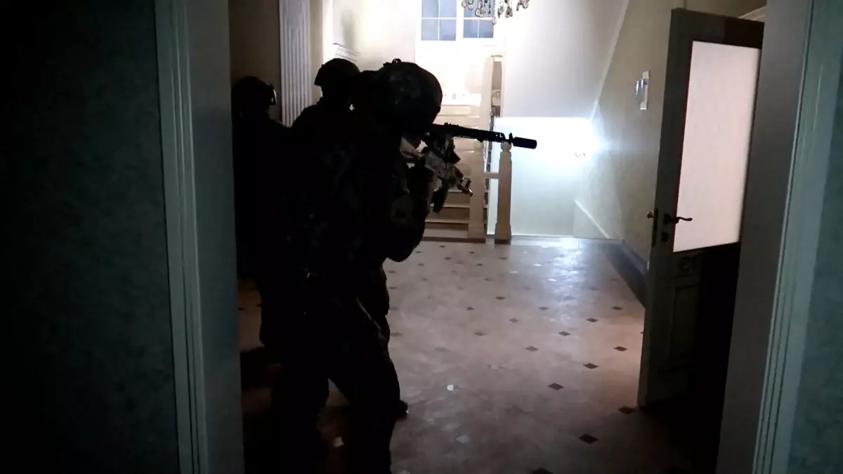 Los miembros de las fuerzas de seguridad llevan a cabo una operación de aplicación de la ley después de múltiples ataques en Makhachkala y Derbent, en un lugar no revelado en la región de Daguestán, Rusia, en esta imagen fija de vídeo publicado el 24 de junio de 2024.