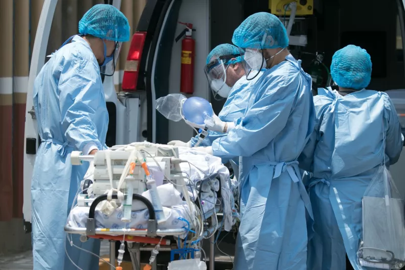 Personal médico realizó el traslado de un menor proveniente del Hospital Pediátrico Infantil al Hospital General de México.