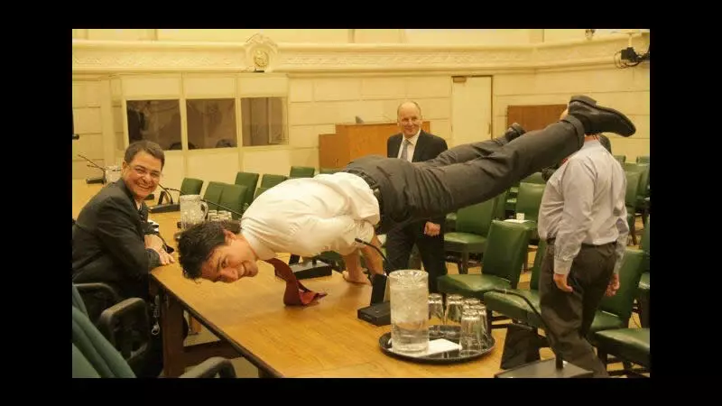 La imagen de 2013 muestra a Trudeau en la postura 'mayurasana' que, aunque se considera básica, solo los practicantes experimentados pueden lograrla.