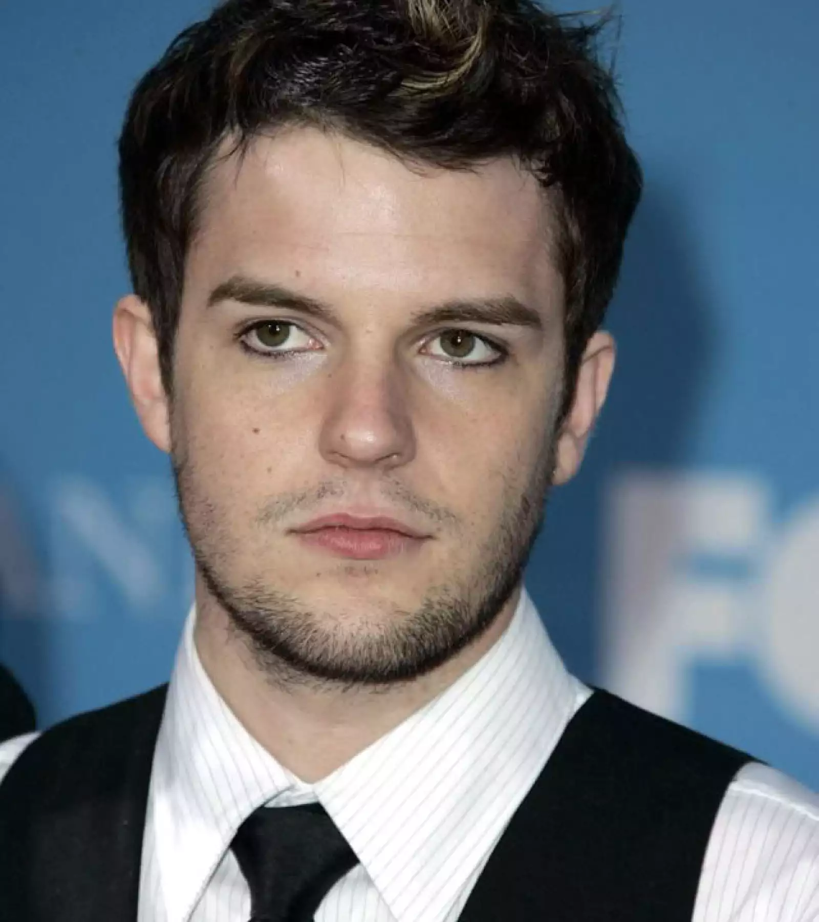 El guapo vocalista de The Killers, Brandon Flowers, no teme usar un poco de maquillaje en los ojos de vez en cuando.