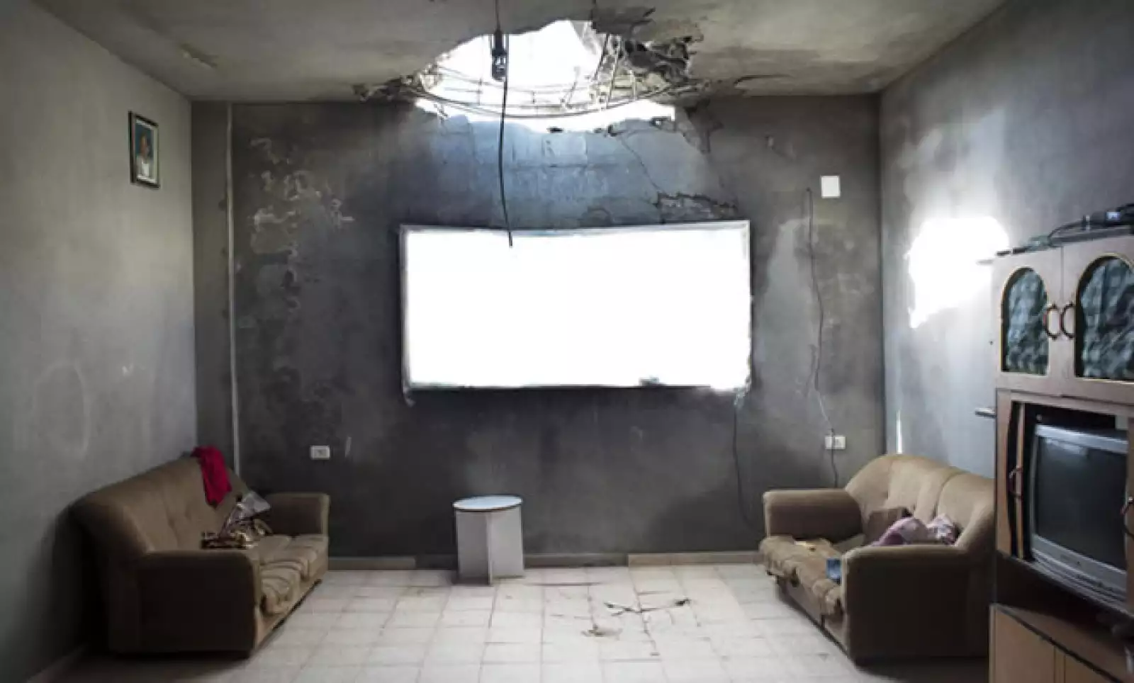 El sueco Kent Klich se adjudicó su premio por la imagen de una sala destrozada por las dificultades de la guerra en Palestina.