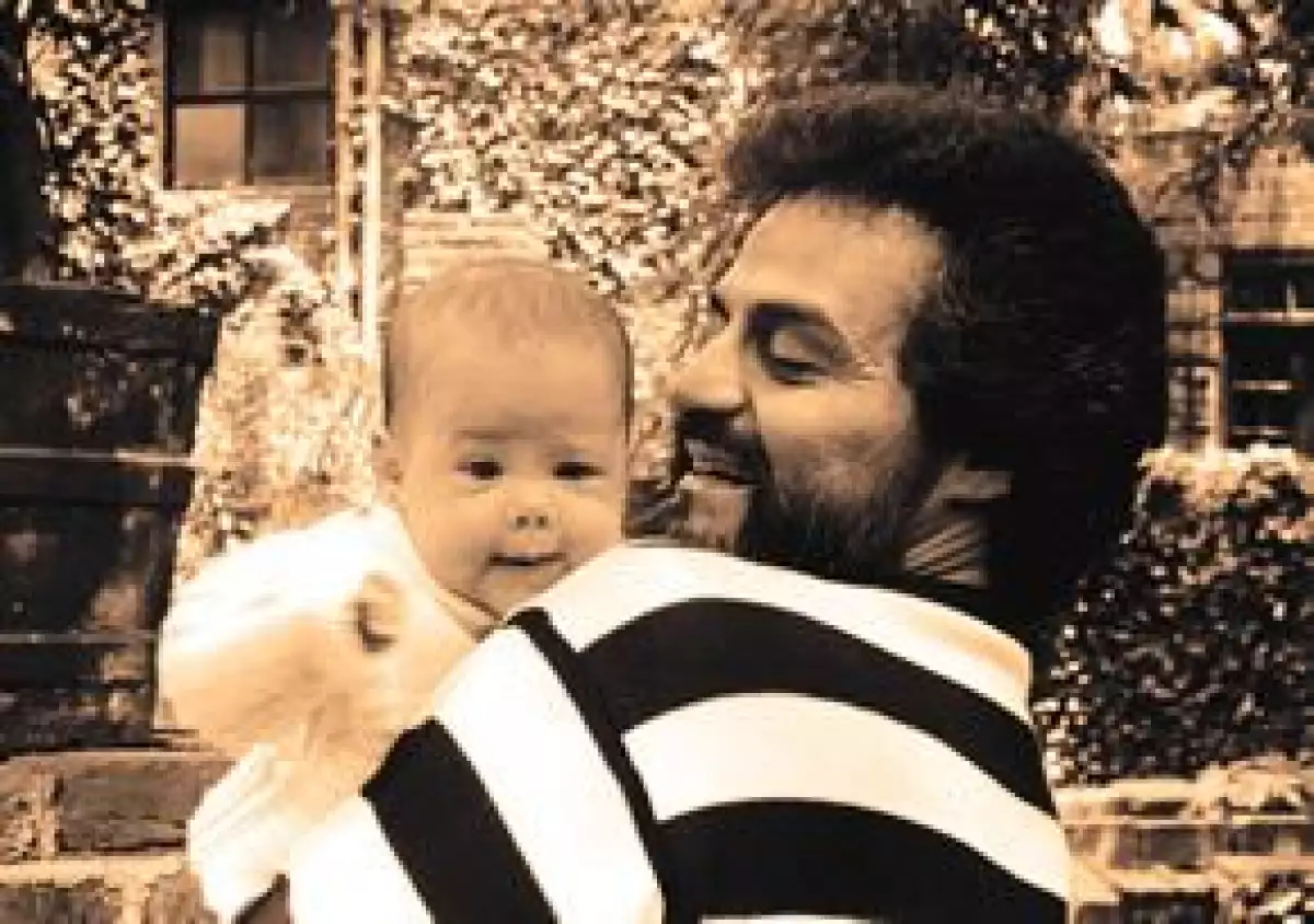 En 1989, desde que nació Zuria es la adoración de su papá, el actor Gonzalo Vega.