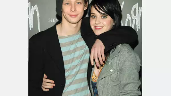 Se dice que la cantante se encuentra triste luego de enterarse de la muerte del actor Johnny Lewis, con quien mantuvo una relación entre 2005 y 2006.