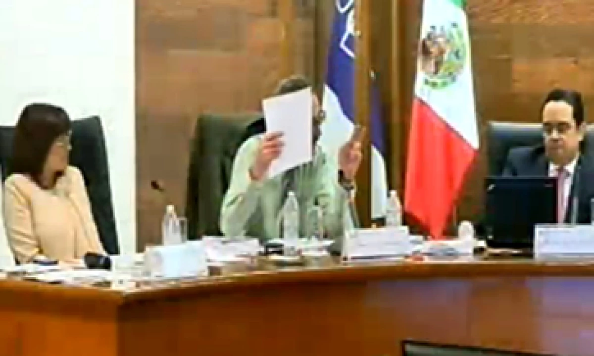 Los comisionados Areli Cano (i), Oscar Guerra (c) y Joel Salas votaron a favor de interponer la acción de inconstitucionalidad ante la SCJN. (Foto: Tomada de plenoenvivo.ifai.org.mx/)