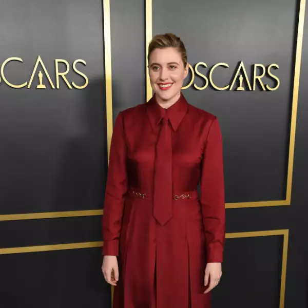 Greta Gerwig llevó la corbata a otro nivel con un Gucci look en color vino 